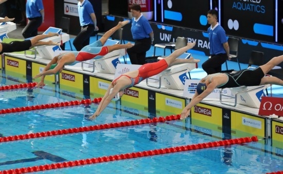 10月18日，中國(guó)選手張雨霏（右二）在女子50米自由泳預(yù)賽中出發(fā)。新華社記者 方喆 攝