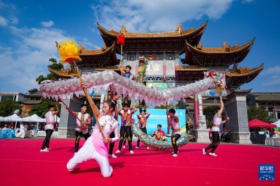 10月19日，四川師范大學(xué)舞龍隊(duì)在傳統(tǒng)舞龍項(xiàng)目中比賽，最終他們獲得該項(xiàng)目銀獎(jiǎng)。