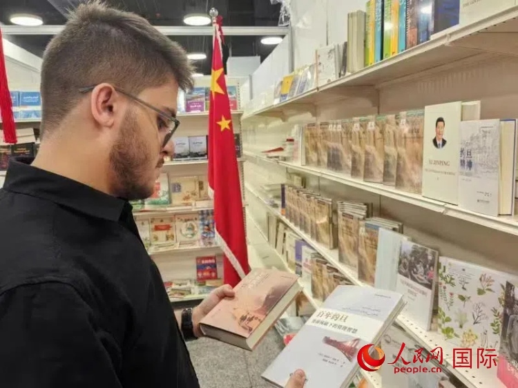 第二十三屆約旦安曼國(guó)際書展于10月10日至19日在約旦展覽中心舉行，約旦政府和民間各界人士在中國(guó)展臺(tái)翻閱圖書，熱烈交流互動(dòng)，感受中華文化之美。人民網(wǎng)記者 李瀟攝