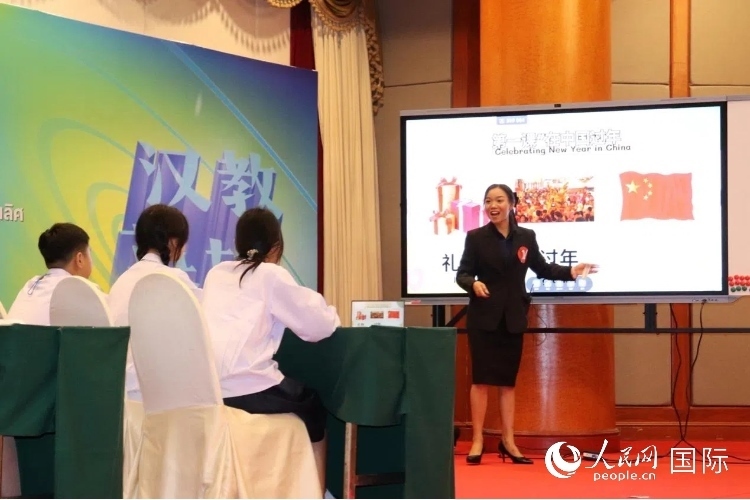 泰國本土中文教師參賽者現(xiàn)場授課。人民網(wǎng)實習生 姚欣可攝