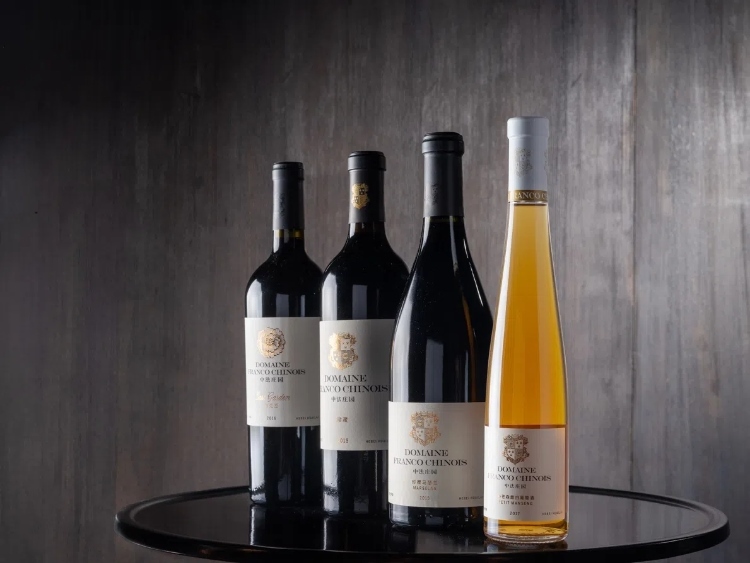 活動現(xiàn)場推介了懷來中法莊園珍藏馬瑟蘭干紅、小芒森甜白等優(yōu)質葡萄酒。主辦方供圖