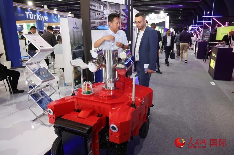 觀眾了解北京眸視科技有限公司研發(fā)的巡檢機器人。人民網(wǎng)記者 任皓宇攝