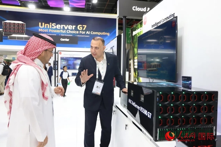 觀眾了解新華三集團展示的最新服務(wù)器產(chǎn)品。人民網(wǎng)記者 任皓宇攝