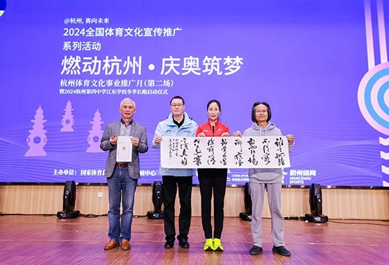 王麗萍與藝術家們共同創(chuàng)作主題作品。主辦方供圖