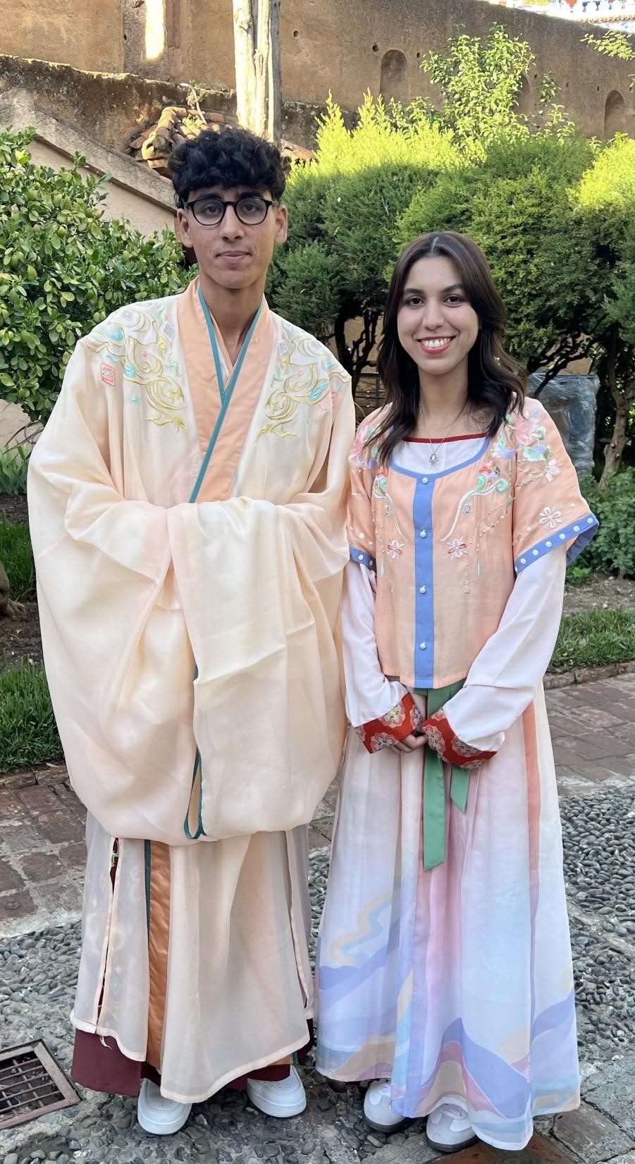 兩位青年試穿中國古代服裝。拉巴特中國文化中心供圖