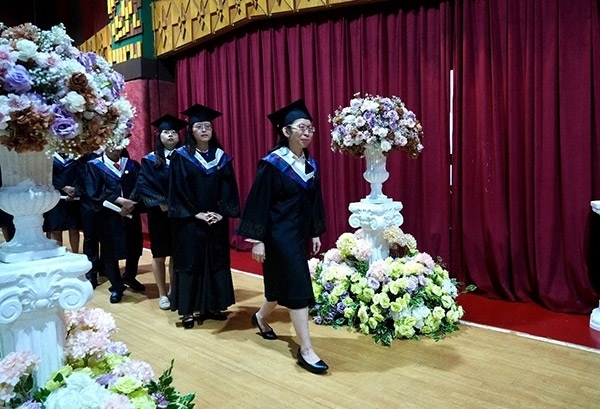 菲律賓岐黃中醫(yī)學院首屆12名畢業(yè)生順利獲得中醫(yī)相關(guān)執(zhí)業(yè)資格。人民網(wǎng)記者 樊帆攝