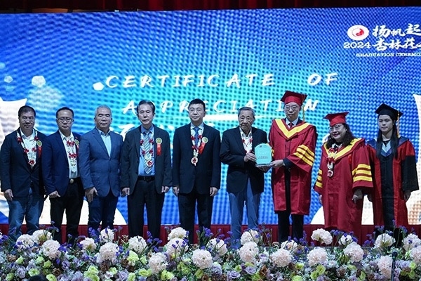 菲律賓首家中醫(yī)學院——岐黃中醫(yī)學院在馬尼拉舉行首屆畢業(yè)典禮。人民網(wǎng)記者 樊帆攝