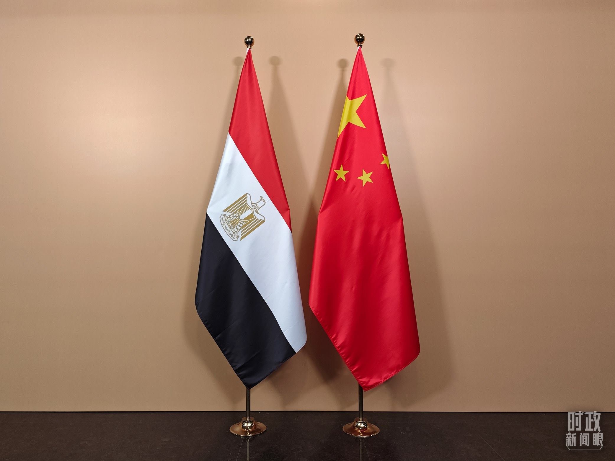 △ 會見廳外的中國埃及兩國國旗。（總臺央視記者彭漢明拍攝）