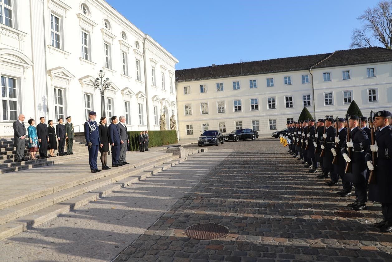 新任中國駐德國大使鄧洪波向德國總統(tǒng)施泰因邁爾遞交國書。中國駐德國大使館供圖