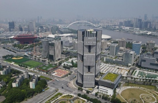 位于中國(guó)上海浦東新區(qū)世博園區(qū)的金磚國(guó)家新開發(fā)銀行總部大樓（2022年6月17日攝，無(wú)人機(jī)照片）。新華社記者方喆攝