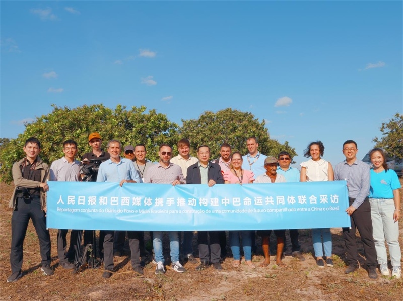 當(dāng)?shù)貢r間10月24日至25日，人民日報社攜手巴西主流媒體在巴西東北部北里奧格蘭德州開展聯(lián)合采訪，拉開了以“攜手推動構(gòu)建中巴命運(yùn)共同體”為主題的人民日報和巴西媒體聯(lián)合采訪序幕。圖為參加聯(lián)合采訪的中巴兩國記者與受益于中國企業(yè)扶貧項目的若昂卡馬拉市民眾合影。 人民日報和巴西媒體聯(lián)合采訪團(tuán)供圖