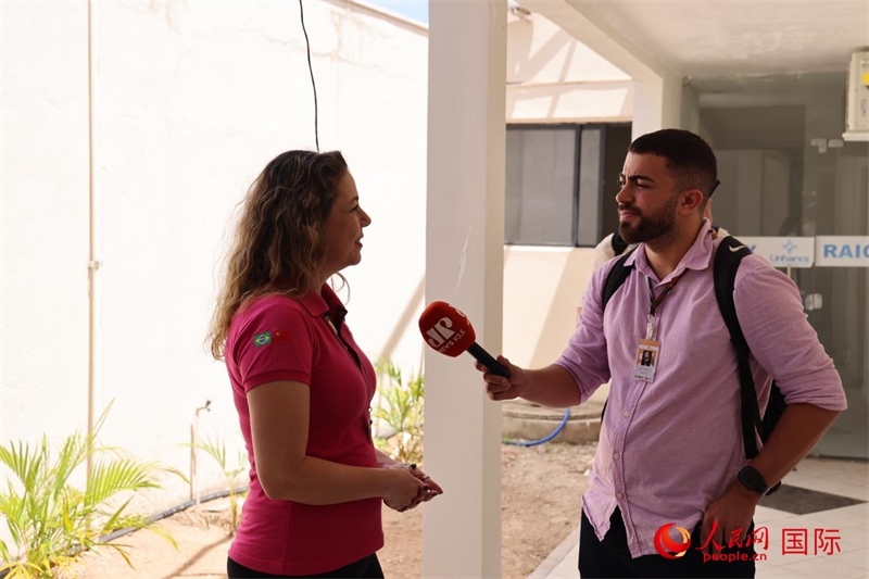 國網(wǎng)巴電文化中心負(fù)責(zé)人達(dá)尼埃拉·帕戈托接受參加聯(lián)合采訪團(tuán)的巴西記者采訪。 人民網(wǎng)記者 時元皓攝