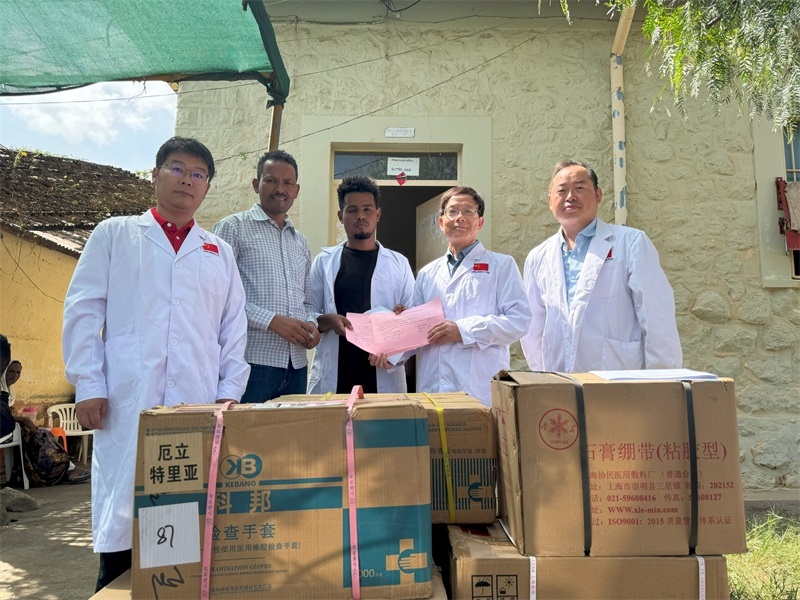 中國醫(yī)療隊向科倫醫(yī)院捐贈藥品和醫(yī)療物資。中國第17批援厄立特里亞醫(yī)療隊供圖