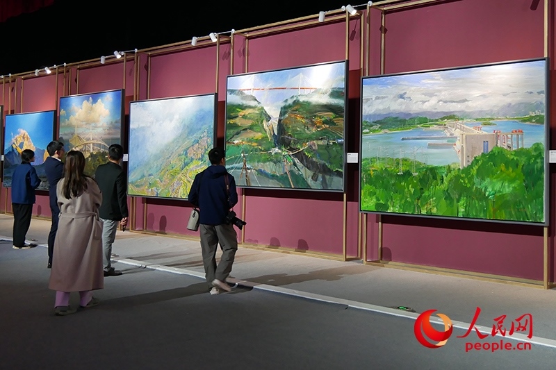 觀眾正在欣賞畫作。人民網(wǎng)記者 韋衍行攝