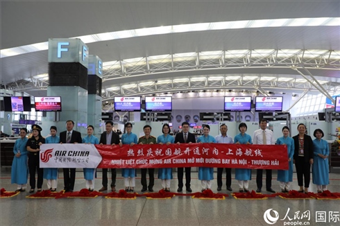 中國(guó)駐越南大使館經(jīng)商處參贊李振民等兩國(guó)嘉賓為儀式剪彩。 人民網(wǎng)記者 楊曄攝