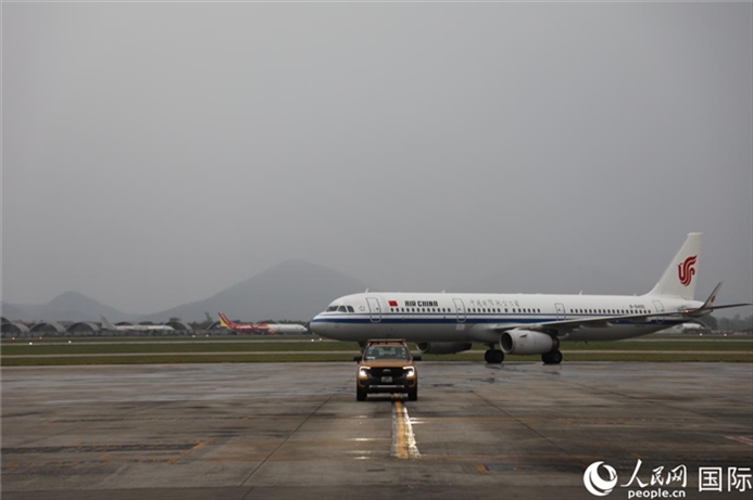 國(guó)航上?！觾?nèi)首班飛機(jī)抵達(dá)河內(nèi)內(nèi)排機(jī)場(chǎng)。人民網(wǎng)記者 楊曄攝