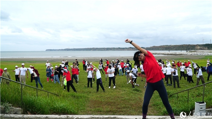 開跑前的熱身運(yùn)動。人民網(wǎng) 蔣曉辰攝