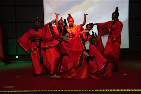 孔子學(xué)院的學(xué)生表演中國(guó)舞《昭君出塞》。主辦方供圖