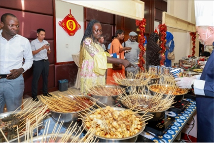 四川麻辣燙也是最愛(ài)乍得朋友們青睞的美食。主辦方供圖