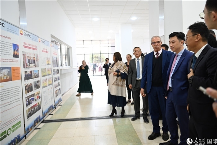 中企向阿爾及利亞大學(xué)捐贈(zèng)電教設(shè)備圖片展。人民網(wǎng)記者 郝瑞敏攝