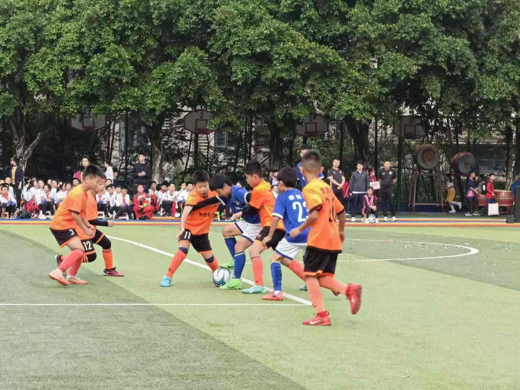 珊瑚魯能小學(xué)的學(xué)生們?cè)谶M(jìn)行足球比賽。 人民網(wǎng)記者 楊磊攝