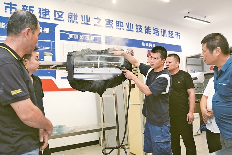 黨的二十屆三中全會強調(diào)，要健全終身職業(yè)技能培訓制度。圖為2024年9月12日一位老師在給學員進行家電清洗技術(shù)培訓。 新華社記者 萬象/攝