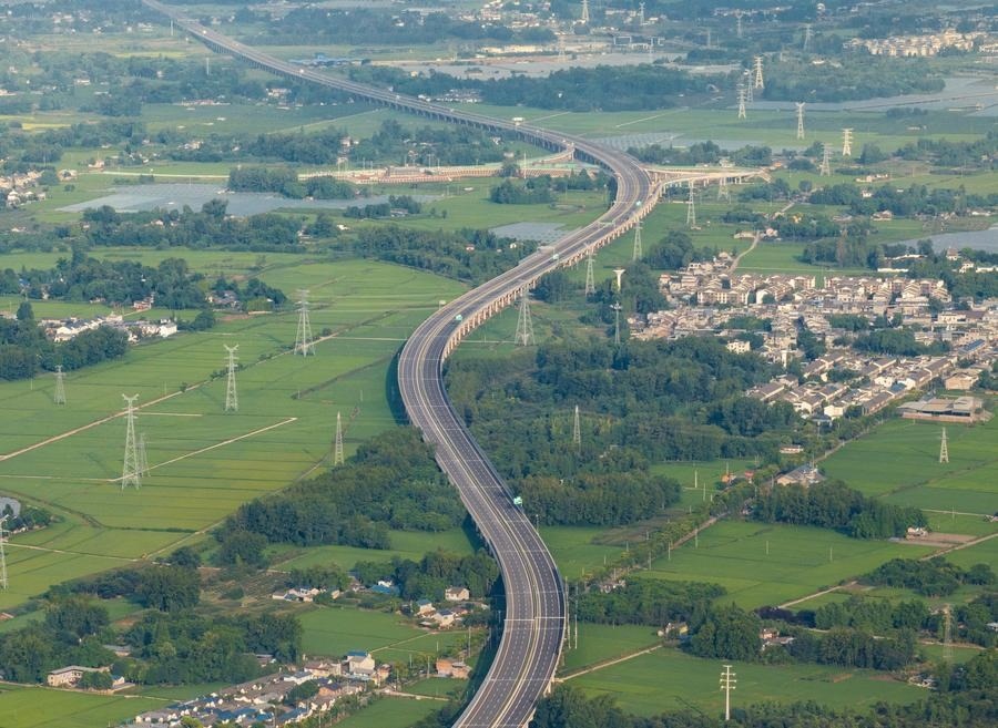 俯瞰四川天府新區(qū)至邛崍高速公路一角（2024年7月2日攝，無人機照片）。新華社記者 江宏景 攝