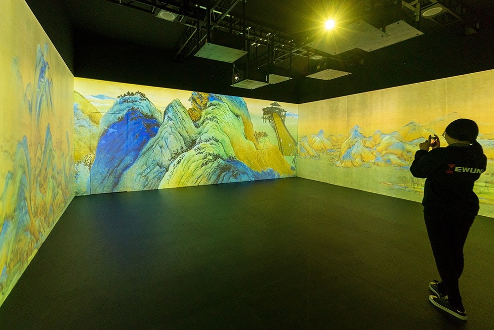 2019年1月29日，上海，市民在“千里江山圖科技藝術(shù)展”上參觀北宋名畫《千里江山圖》的AR全景展示并打卡拍照。