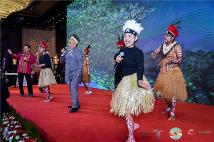 山東濟(jì)寧職業(yè)技術(shù)學(xué)校印尼巴布亞留學(xué)生演唱與大使一起演唱巴布亞傳統(tǒng)歌曲。印尼駐華大使館供圖