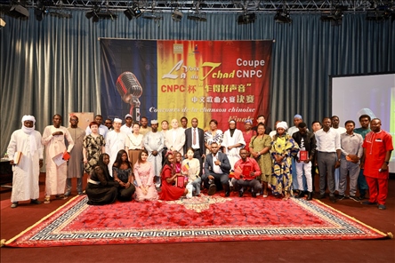 選手、評(píng)委、組委會(huì)工作人員共同與頒獎(jiǎng)嘉賓合影。中國(guó)石油非洲公司供圖