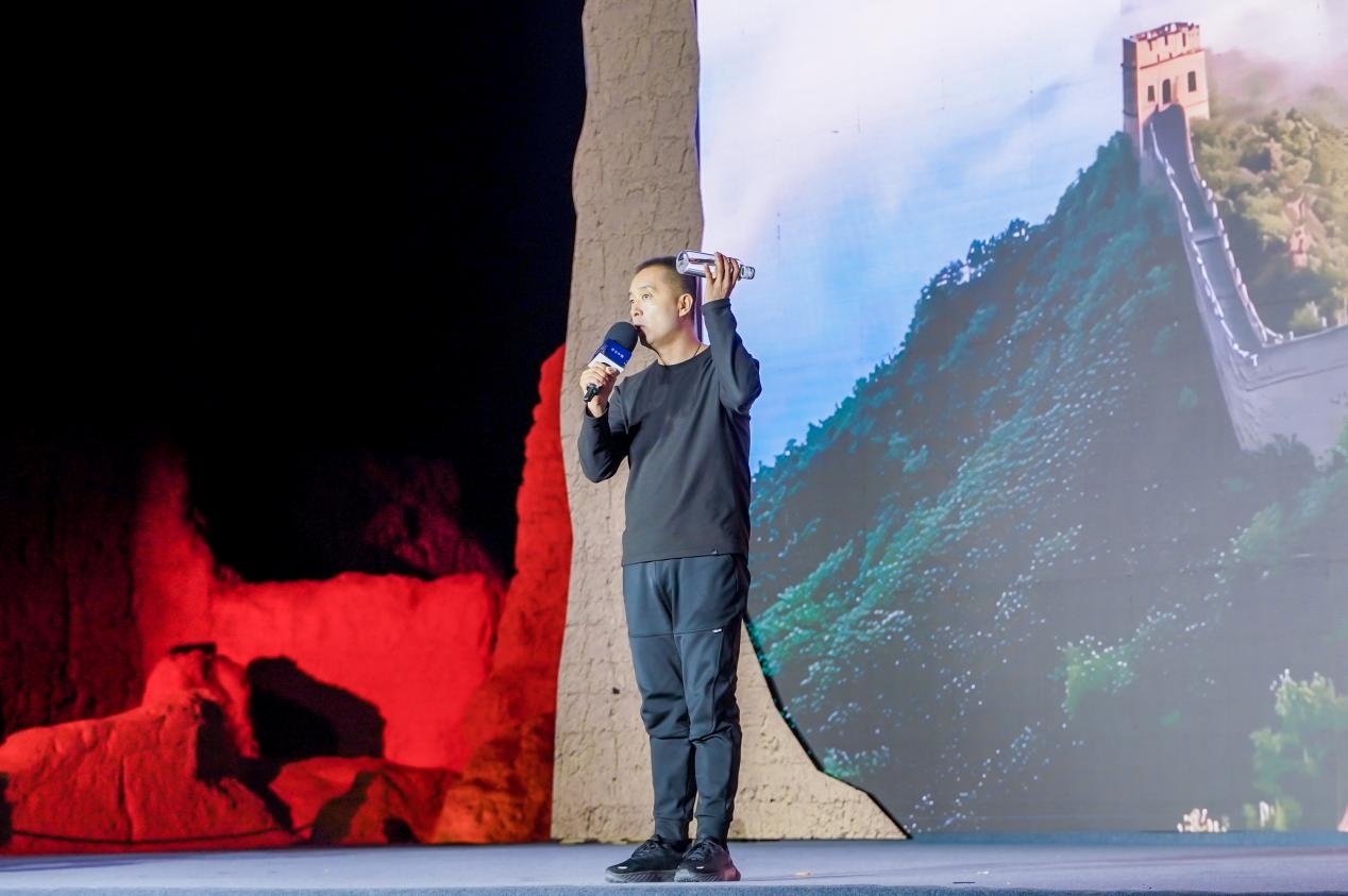 李剛在“何以中國·五星出東方”網(wǎng)絡(luò)主題宣傳活動現(xiàn)場演講。人民視頻供圖