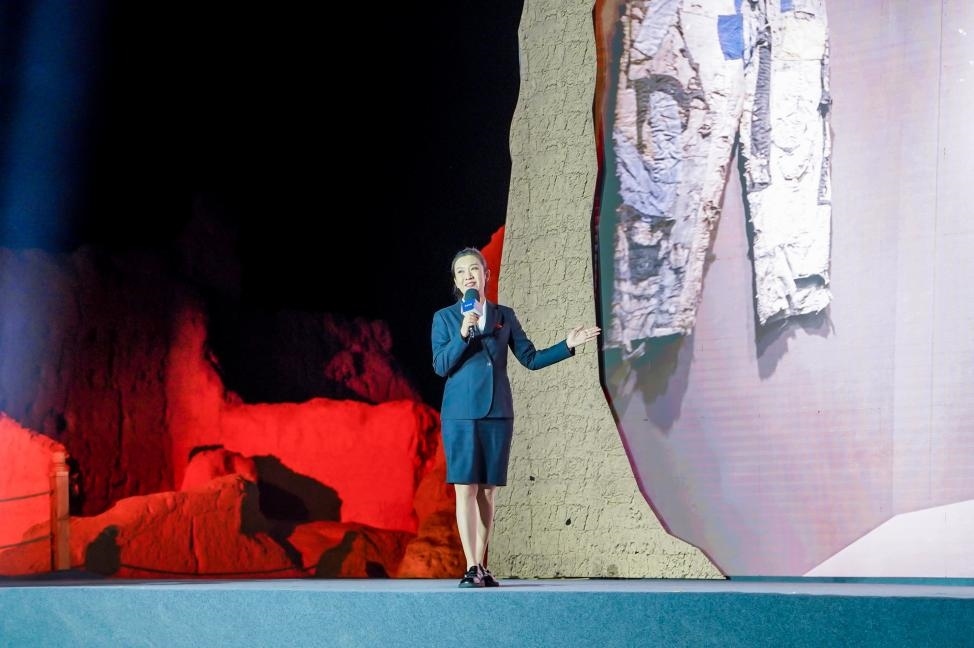 顧晨葉在“何以中國·五星出東方”網(wǎng)絡(luò)主題宣傳活動現(xiàn)場演講。人民視頻供圖