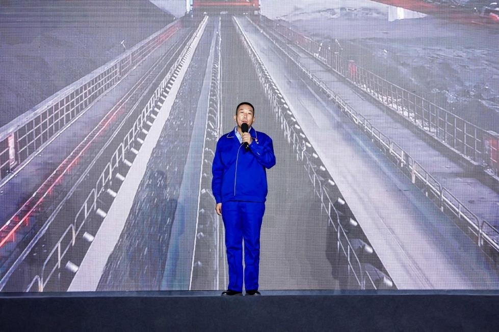 邵旭鵬在“何以中國·五星出東方”網(wǎng)絡(luò)主題宣傳活動現(xiàn)場演講。人民視頻供圖