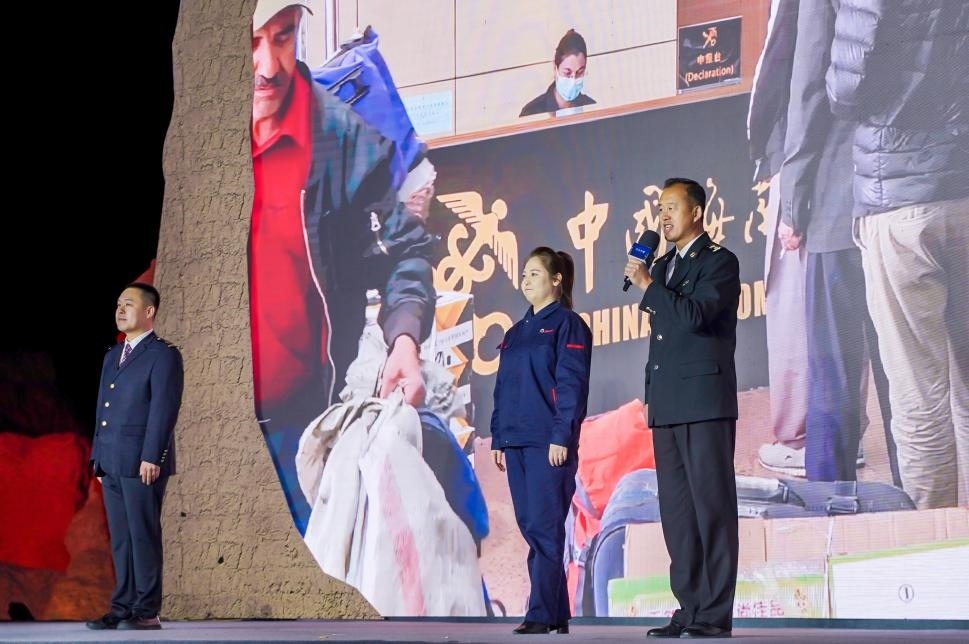 張曉波（右一）在“何以中國·五星出東方”網(wǎng)絡(luò)主題宣傳活動現(xiàn)場演講。人民視頻供圖