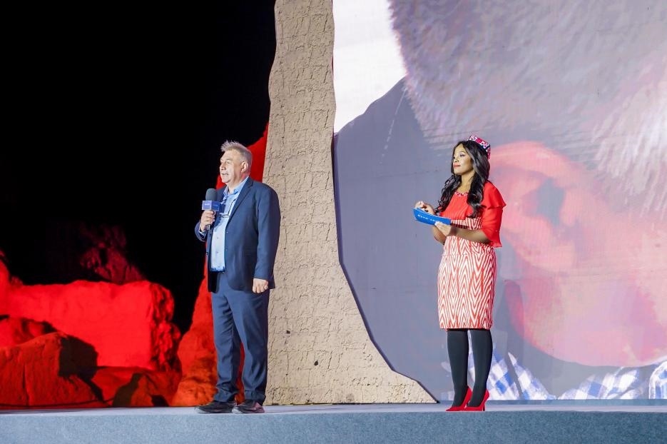 丹尼（左一）在“何以中國·五星出東方”網(wǎng)絡(luò)主題宣傳活動現(xiàn)場演講。人民視頻供圖