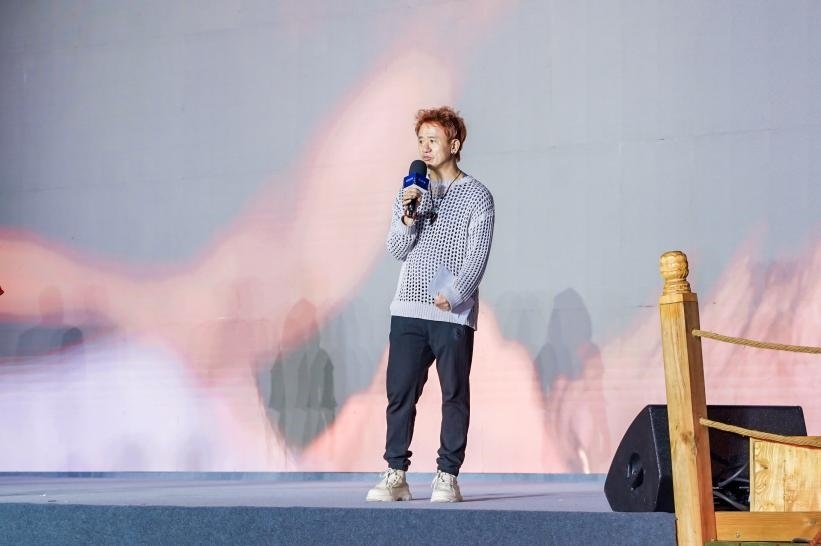 安鐘旭在“何以中國·五星出東方”網(wǎng)絡(luò)主題宣傳活動現(xiàn)場演講。人民視頻供圖