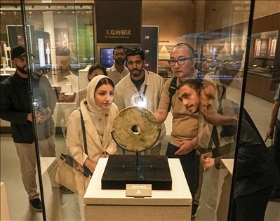 阿聯(lián)酋青年在良渚文化博物院參觀。中國銀行供圖