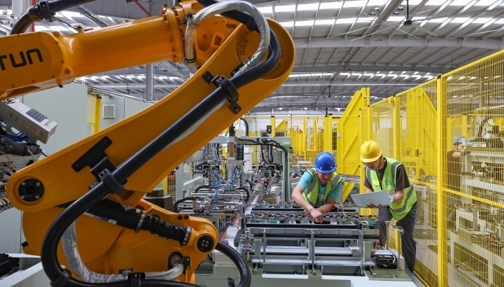 江蘇昆山，智能生產(chǎn)線上人機協(xié)同作業(yè)