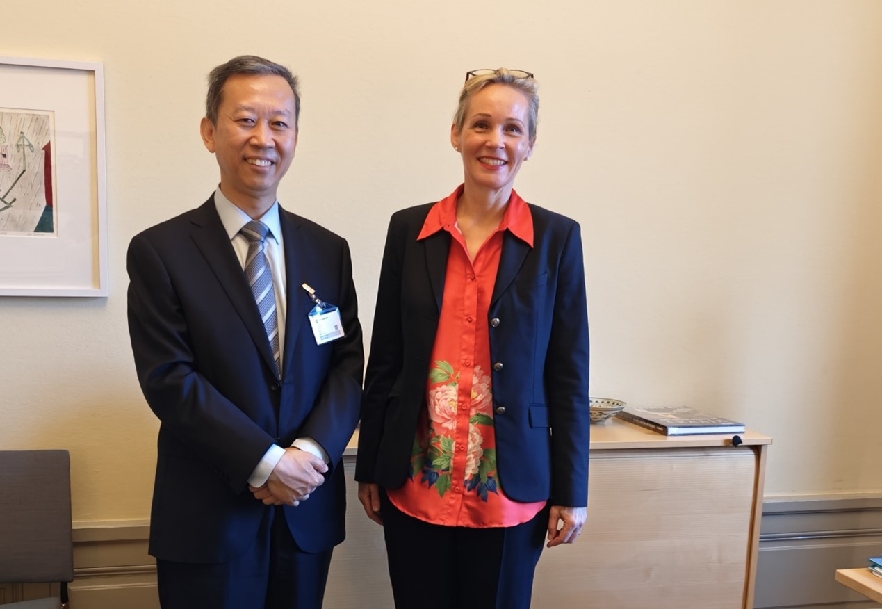 中國(guó)駐瑞典大使崔愛(ài)民會(huì)見(jiàn)瑞典外交部外貿(mào)總司長(zhǎng)米蘭德。中國(guó)駐瑞典大使館供圖