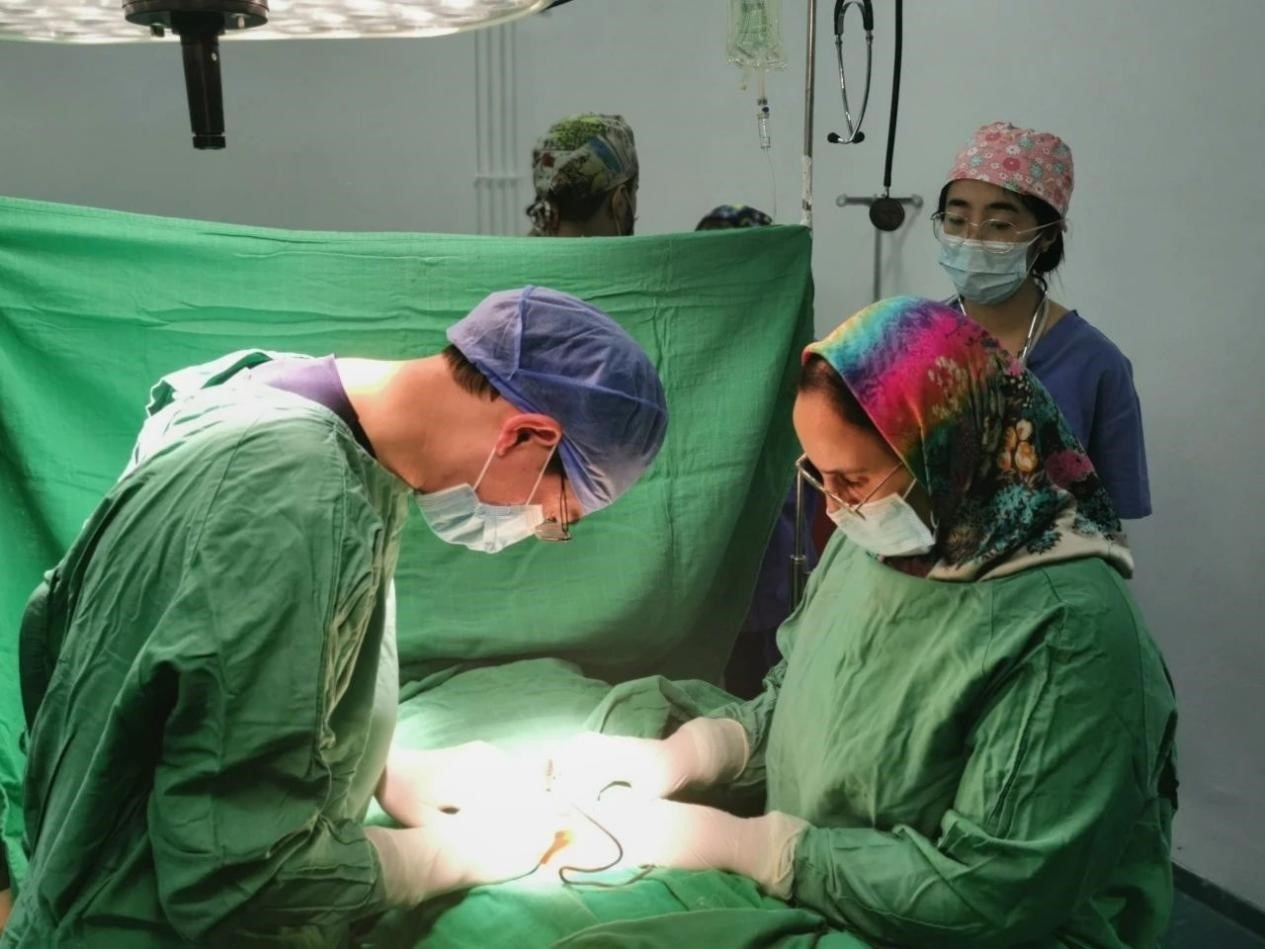 中國醫(yī)療隊(duì)員與當(dāng)?shù)蒯t(yī)生合作開展手術(shù)。第196批中國援助摩洛哥醫(yī)療隊(duì)塞達(dá)特分隊(duì)供圖