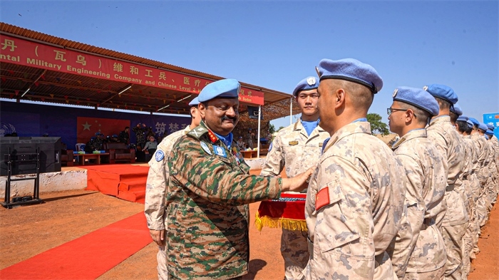 聯(lián)南蘇團(tuán)部隊(duì)司令莫漢中將為維和官兵授勛。秦貴君攝