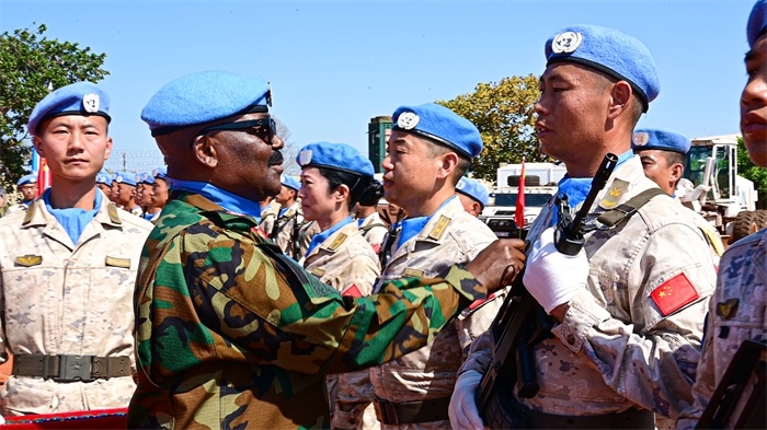 聯(lián)南蘇團(tuán)西戰(zhàn)區(qū)司令多米尼克準(zhǔn)將為維和官兵授勛。孫千攝