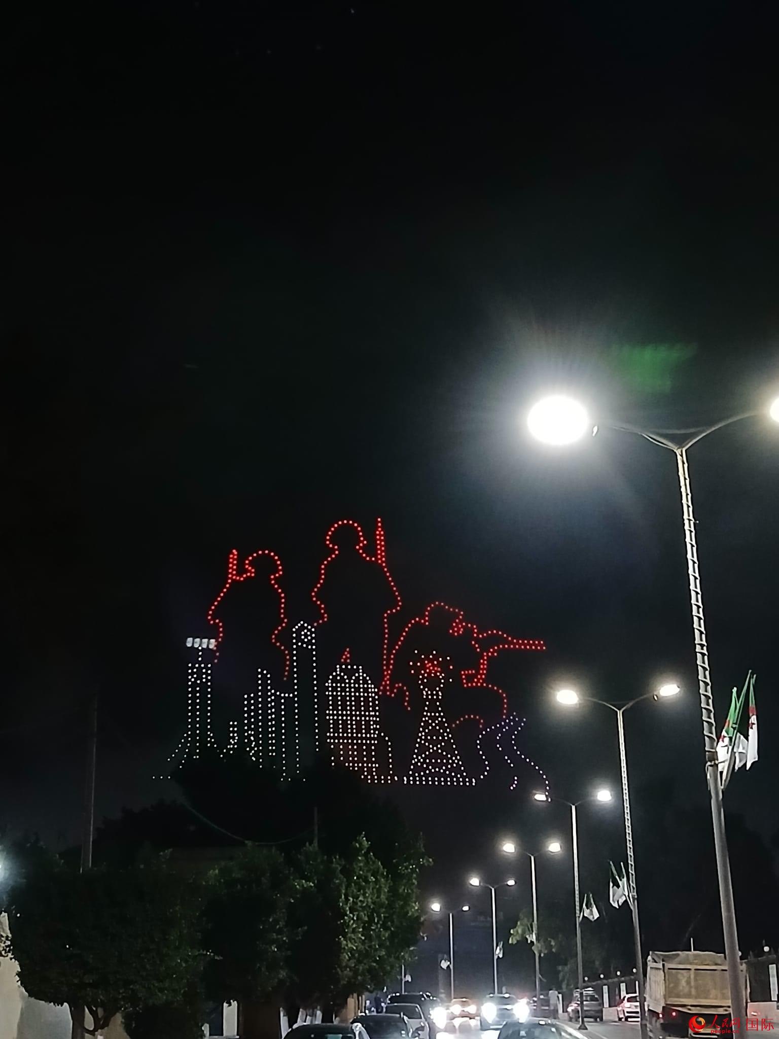 無人機(jī)隊(duì)形在空中變幻出圖案與文字 人民網(wǎng)記者 郝瑞敏攝