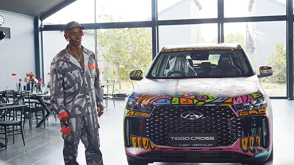 Samurai Farai和其汽車噴繪作品。人民網(wǎng) 張茜攝