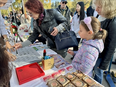 活動(dòng)現(xiàn)場(chǎng)外賓體驗(yàn)中國(guó)書法。 中國(guó)駐保加利亞大使館供圖。