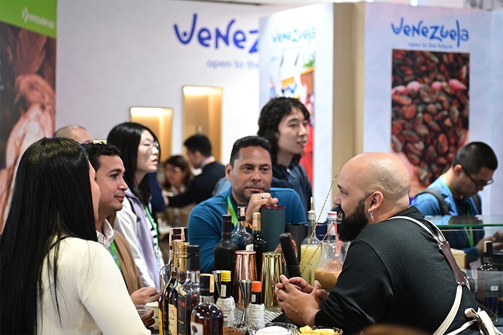 2023年11月9日，上海，觀眾在進(jìn)博會委內(nèi)瑞拉館參觀、交流、洽談。