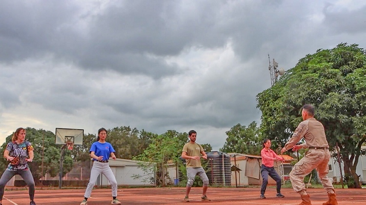 認真學習動作。孫亞斌 攝