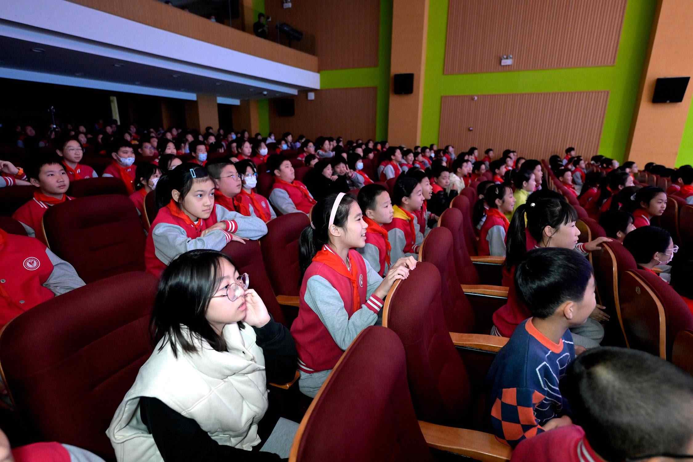 花校區(qū)學生現(xiàn)場歡呼照片。主辦方供圖