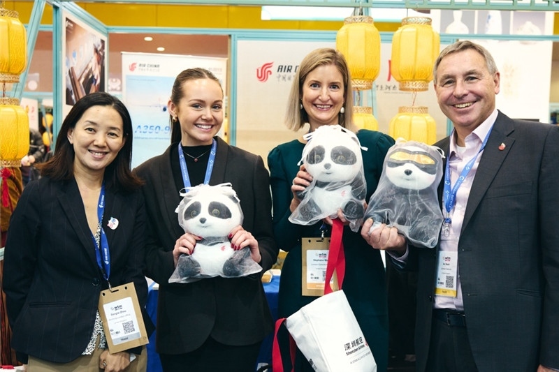 “中國(guó)館”展區(qū)現(xiàn)場(chǎng)洽談。 楊浩鵬攝