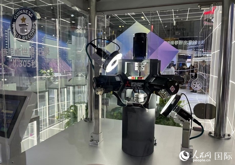 三菱電機開發(fā)的魔方機器人是吉尼斯世界紀錄保持者。人民網(wǎng)記者 陳思攝